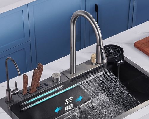 Cuenca rectangular todo en un fregadero de cocina con grifo de bajada y desagüe de la cascada