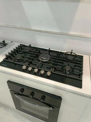 Aplicación de cocina Estufas de gas incorporadas con 5 quemadores y estuche de protección de vidrio templado